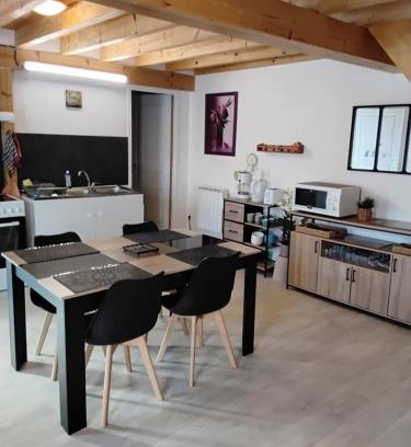 Castillon-la-Bataille House | Discover L'Escale: Pet-Friendly Retreat with Top Reviews