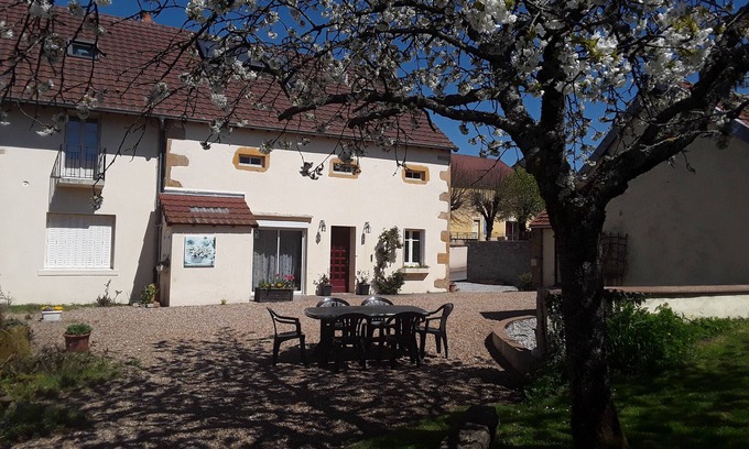 Saint-Aubin-en-Charollais Bed & Breakfast | Chic L'Escampette: Rated 9/10 with Family-Friendly Amenities