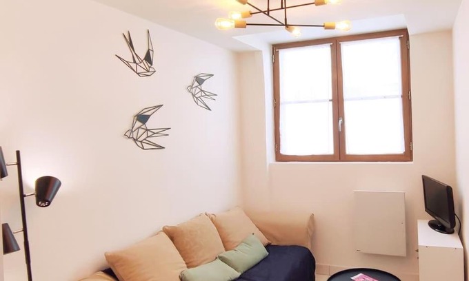 Bourgogne Apartment | Serene Stay at L'escapade céleste: Pet-Friendly Comfort
