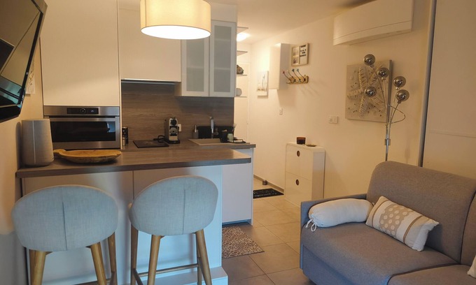 La Faviere Apartment | Cozy 3-Star Studio with Ocean View Near Bormes Beach