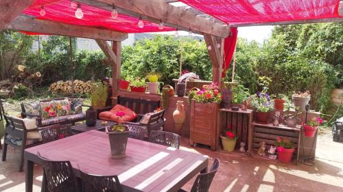 Riom Bed & Breakfast | Pet-Friendly Retreat at L'Escapade63 - Rated 8/10 by Guests