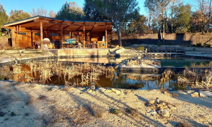 Uchaux House | Experience Tranquility at L'Etang des Cigales Gite