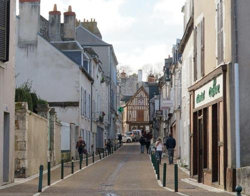Meung-sur-Loire Apartment | Family-Friendly Stay at L'Etape des Châteaux le 44