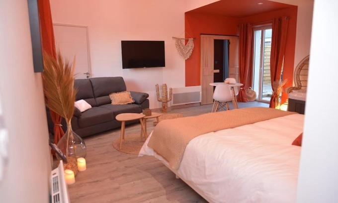 Prinquiau Hotel | Relaxing Getaway at L'Evasion: Sauna & Private Hot Tub