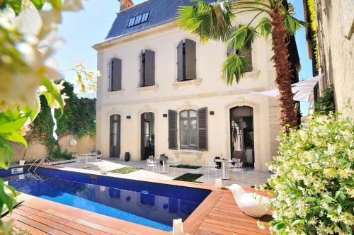 Beziers Hotel | Beautiful L'Hôtel Particulier Beziers with Ocean View Pool