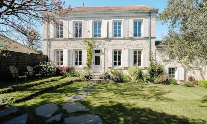 Landrais House | "L'Hermione * " Charming gîte for 6 in the Charente countryside