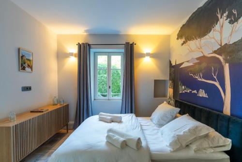 Villeneuve-les-Avignon Bed & Breakfast | Discover Comfort at L'Heure Bleue La Régence Hotel