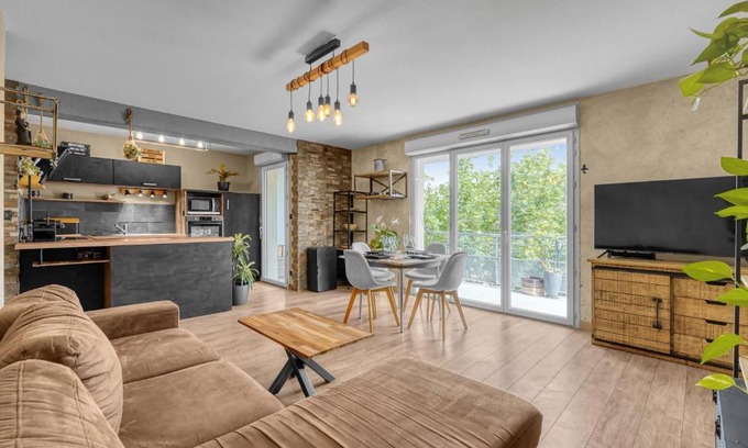 Patte d'Oie Apartment | Relaxing Retreat at L'Hippocrate with Inviting Terrace