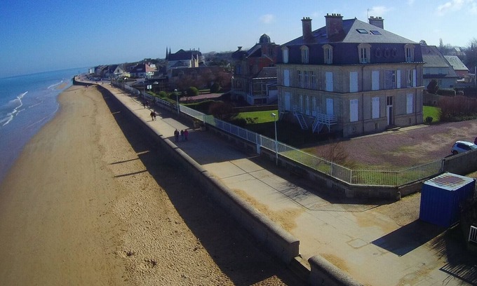 Asnelles Apartment | Relax at L'Horizon Bleu: Pet-Friendly Sea Front Retreat