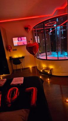 Amiens Apartment | Indulgent Stay at L'Hortillon with Spa and Hot Tub Amenities