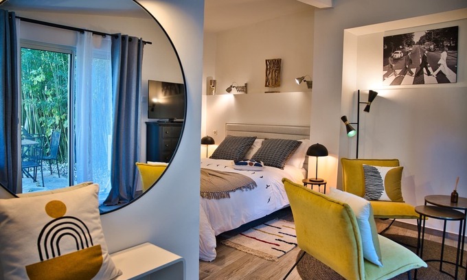 Blauzac Bed & Breakfast | Enchanting Retreat at L'iconique - Le Mas des Aires