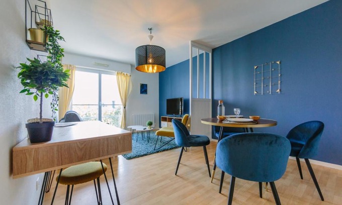 Vieux Malakoff Apartment | Discover L'Idylle: Family-Friendly Stay near Gare and Events