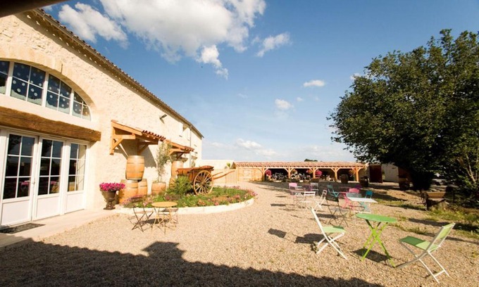 Rauzan Bed & Breakfast | Discover L'Ilot Vignes: Oceanfront Bliss with Pool Access