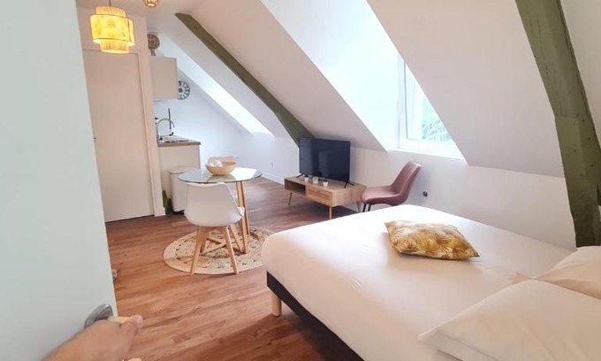Pontivy Apartment | Top-Rated L'Imperial 9 Studio in City Center, Family Friendly