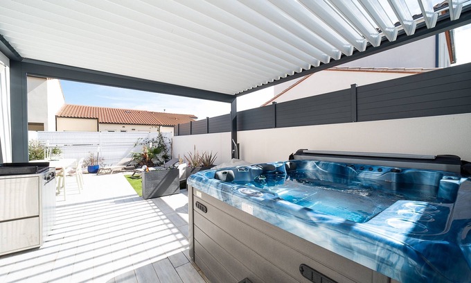 Pia House | Relax at L'impertinente - Cozy Home with Jacuzzi & Spa