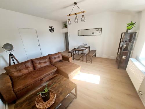 Dardilly Apartment | Modern L'industriel T2 - Family-Friendly Retreat Awaits