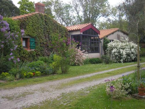Saint-Mars-de-Coutais Bed & Breakfast | Inviting L'instant jardin: Guest Rated 9.7 with Breakfast