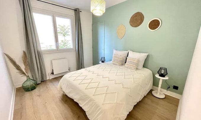 Roanne Apartment | Elegant L'Instant Présent: Child-Friendly Near the Station