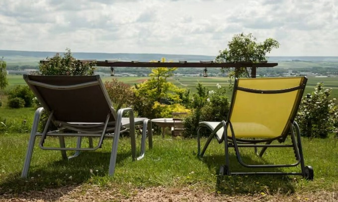 Cernay-les-Reims House | Discover L'intemporel: Family-Friendly with Breakfast Included