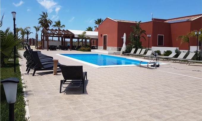 Nubia Bed & Breakfast | Pet-Friendly Escape at L'Isola del Sale with Pool & Breakfast