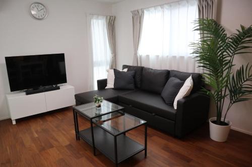 Higashiyotsugi Apartment | Discover L&L: Family-Friendly Getaway with Hot Tub