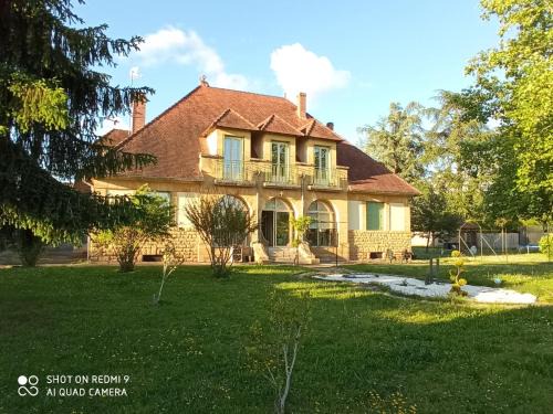 Saint-Germain-et-Mons Apartment | Discover L'oasis: Oceanfront Retreat with Pool Access
