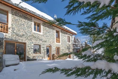 Huez-en-Oisans Ski Chalet | Inviting Refuge d'Huez at the Foot of Ski Slopes