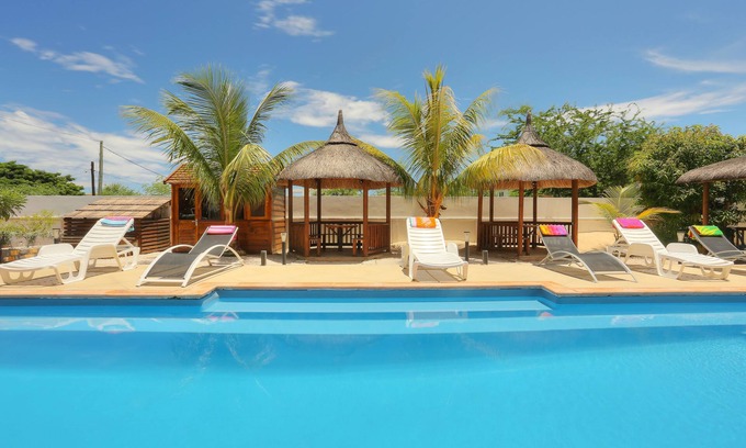 Flic-en-Flac Hotel | Relax at L'Oiseau de l'Océan with Pool and Ocean Views