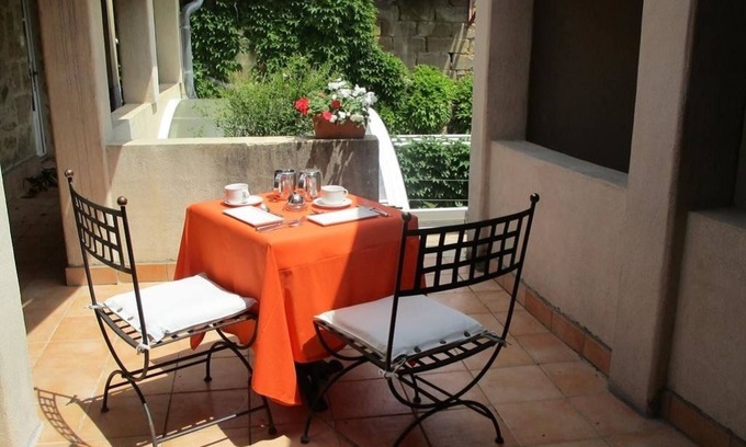 Serviers-et-Labaume Bed & Breakfast | Discover L'Olivier: Family-Friendly Stay with Pool & Dining