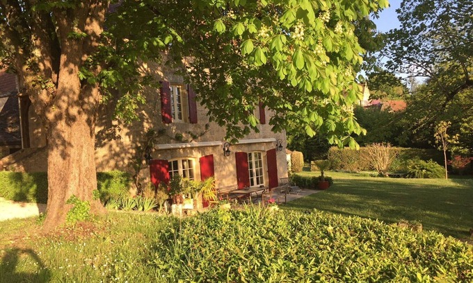 Bezenac House | Family-Friendly L'Olmède with Pool and Pet Amenities