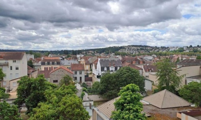 Montlucon Apartment | Experience Comfort at L'Omerta: Pet-Friendly Stay Awaits
