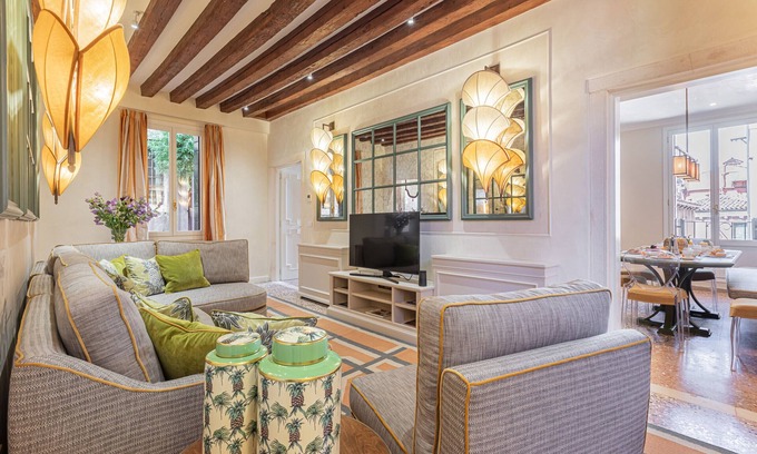 Dorsoduro Apartment | Elegant L'Opera Divina: Guest Rated 9.8 with Breakfast