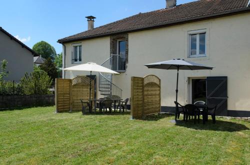 Pont-de-Poitte House | Inviting L'Orée des Lacs: Family-Friendly Getaway