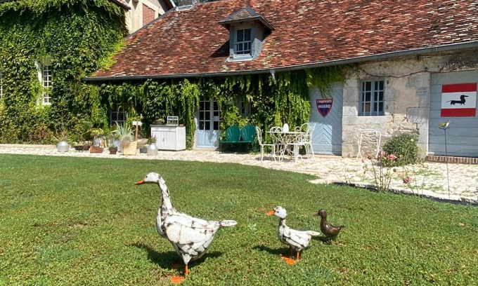 Quingey Bed & Breakfast | Relax at L’Orangerie de Malpas: Oceanfront Oasis with Pool