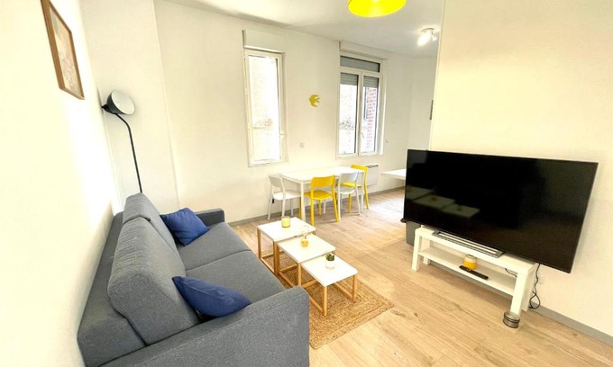Centre Ville Apartment | Discover L'Oratoire: Family & Pet-Friendly Retreat