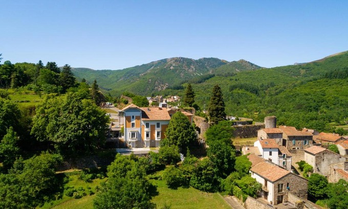 St Gervais sur Mare Hotel | Pet-Friendly Retreat - L'Ortensia with Top-Rated Amenities