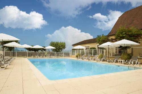 Vezac Hotel | Discover L'Oustal de Vézac: Pet-Friendly with Ocean Views