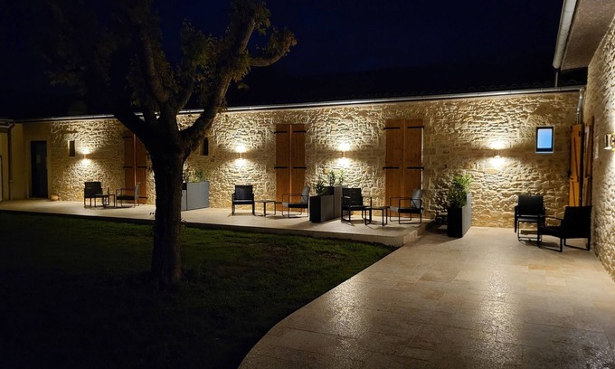 Vezac Hotel | Discover L'Oustal de Vézac: Eco-Friendly Retreat with Pool