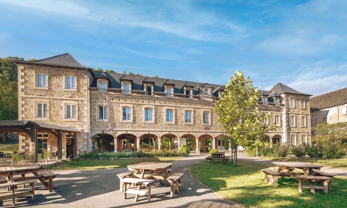 Salles-la-Source Hotel | Pet-Friendly Stay at L'OUSTAL Pont-les-Bains with Pool