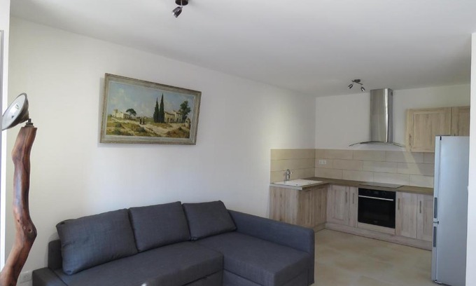 Grans Apartment | Top-Rated Family Retreat at L'Oustau with Premier Amenities