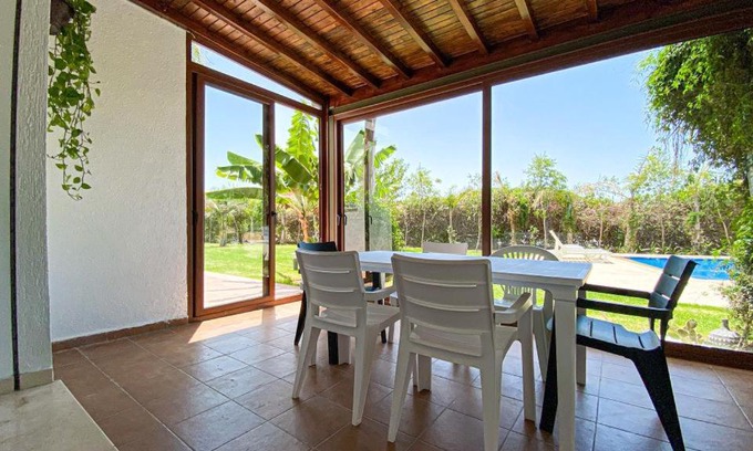 Al Bahraoyine Villa | Elegant l’ouverte Hotel with Inviting Pool Amenities