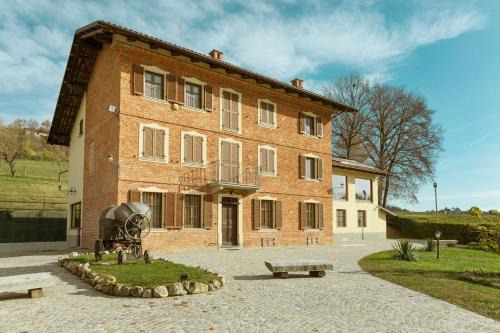 Cortanze House | Experience Comfort at L Piasi: Rated 9/10 with Pool & Hot Tub
