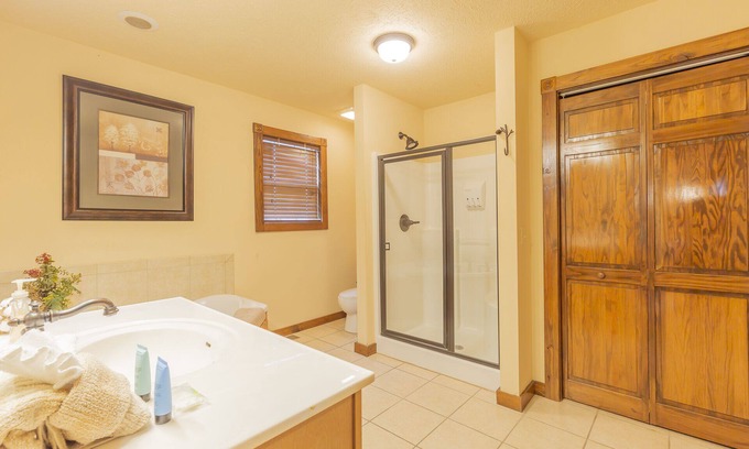 Reeds Spring Cabin | Cozy 3-Bedroom Lakeview Cabin with Pool and Hot Tub