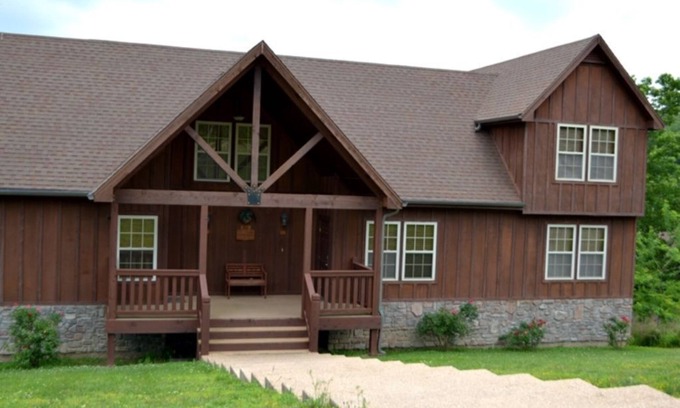 Reeds Spring Cabin | Lakeview Cabin #131: Pet Friendly with Hot Tub & Pool