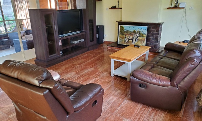 Harare House | Modern 3-Bedroom Holiday Home with Spa & Breakfast in Belvedere