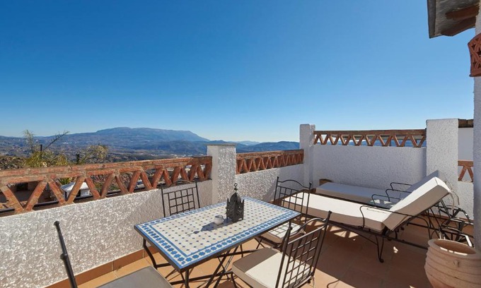 Yegen Apartment | Experience La Almunia de la Alpujarra with Ocean Views