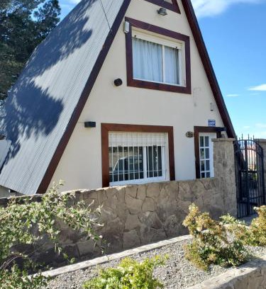 Macrozona Bahia Redonda y Primeros Faldeos House | Discover La Alpina: Family-Friendly Stay with Hot Tub