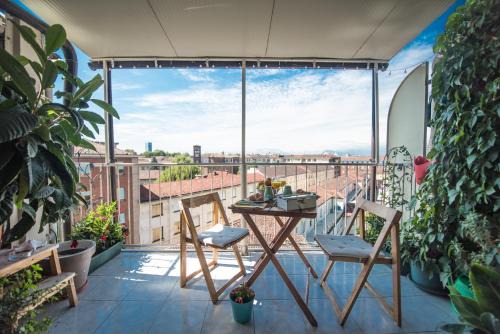 Borgo Dora Apartment | Discover La Balounette: Central Loft with Mountain Views
