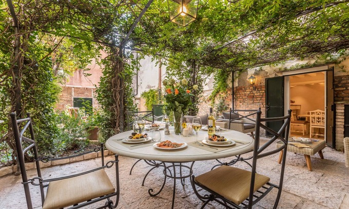 Dorsoduro Apartment | Relax at La Baruffa with Private Garden & Breakfast Included