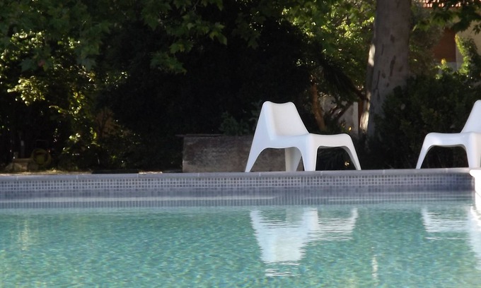 Cavaillon House | Relax at La Bastide B&B: Pool, Spa & Family-Friendly